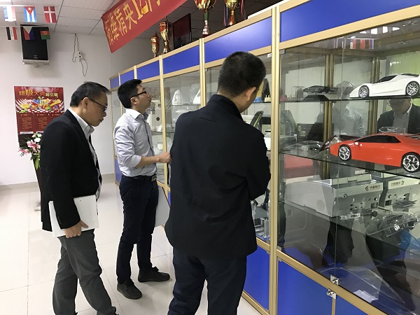 观看展柜