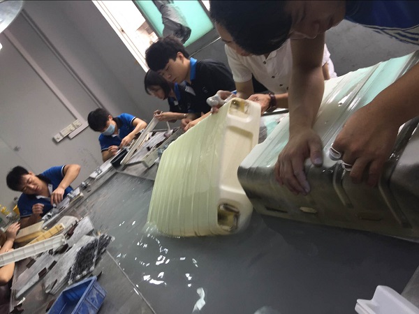 办公室人员打磨