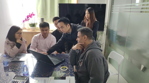广东手板打样厂与客户交流
